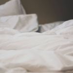 Mulher mata a própria mãe asfixiada com travesseiro após disputa por cartões de crédito