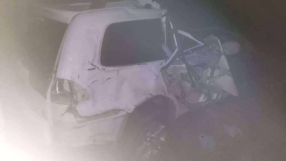 Carro capota e mulher morre presa às ferragens em rodovia de Minas  