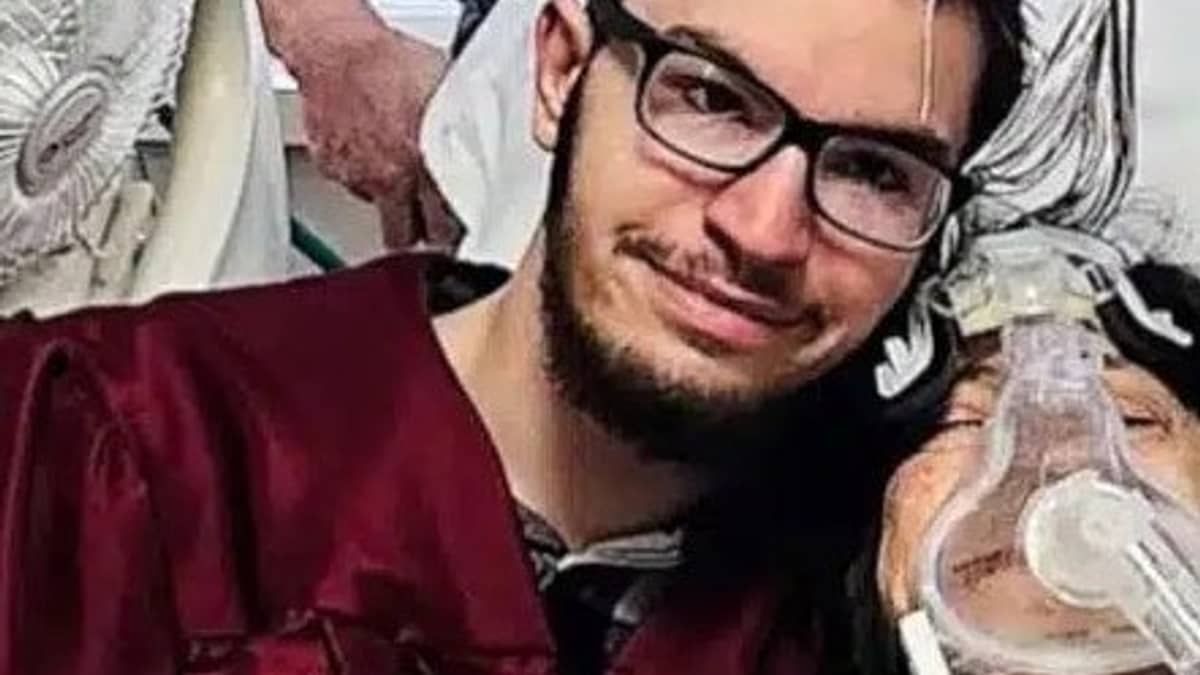 Jovem se forma ao lado da mãe internada horas antes de ela morrer nos Estados Unidos