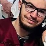 Jovem se forma ao lado da mãe internada horas antes de ela morrer nos Estados Unidos