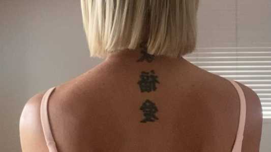 Mulher publicou foto da "tatuagem intimidadora" no Facebook