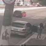 Homem persegue, atropela e joga ex-companheira contra o poste em SP