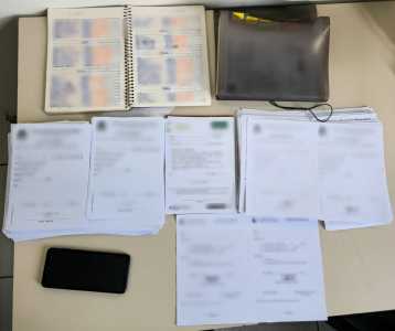 No imóvel da suspeita, os policiais encontraram um caderno com anotações de controle financeiro, no qual os pagamentos eram detalhados