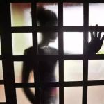 Mulher tenta denunciar golpe e é presa por enviar fotos íntimas da filha de 8 anos 