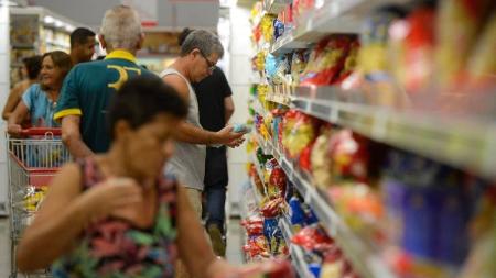 Mulher teve fratura no pé esquerdo após cair em supermercado