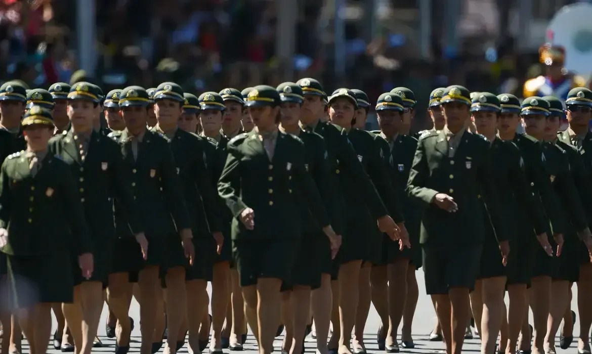 Exército rejeita igualdade para mulheres nas Forças Armadas, e AGU acolhe argumentos