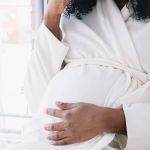 Mulheres negras têm o dobro de chances de morrer durante a gravidez nos EUA; aponta relatório