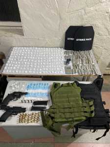 Drogas, munições e uma arma de fogo foram apreendidas pela PM