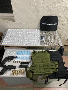Drogas, munições e uma arma de fogo foram apreendidas pela PM