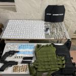 Mulheres são presas após polícia encontrar drogas e arma em casa em bairro de Montes Claros