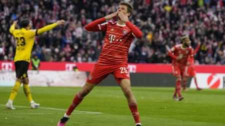Muller marcou dois gols na partida contra o Borussia Dortmund