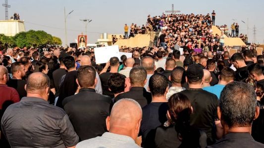 Multidão acompanha velório das vítimas do incêndio de casamento no Iraque