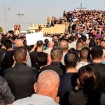 Veja imagens do velório das vítimas do incêndio de casamento que matou mais de 100 no Iraque