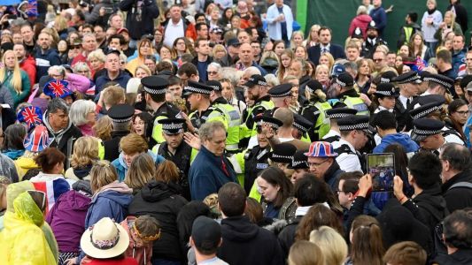 Multidão acompanhou o cortejo para a coroação