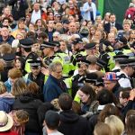 Rei Charles III: milhares de pessoas lotam as ruas de Londres para a coroação 