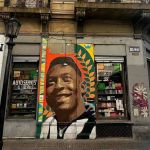 Ruas de Buenos Aires ganham mural com rosto de Pelé