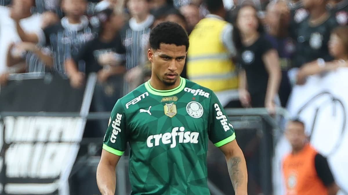 Zagueiro do Palmeiras pode pegar gancho de seis jogos por expulsão contra o Corinthians