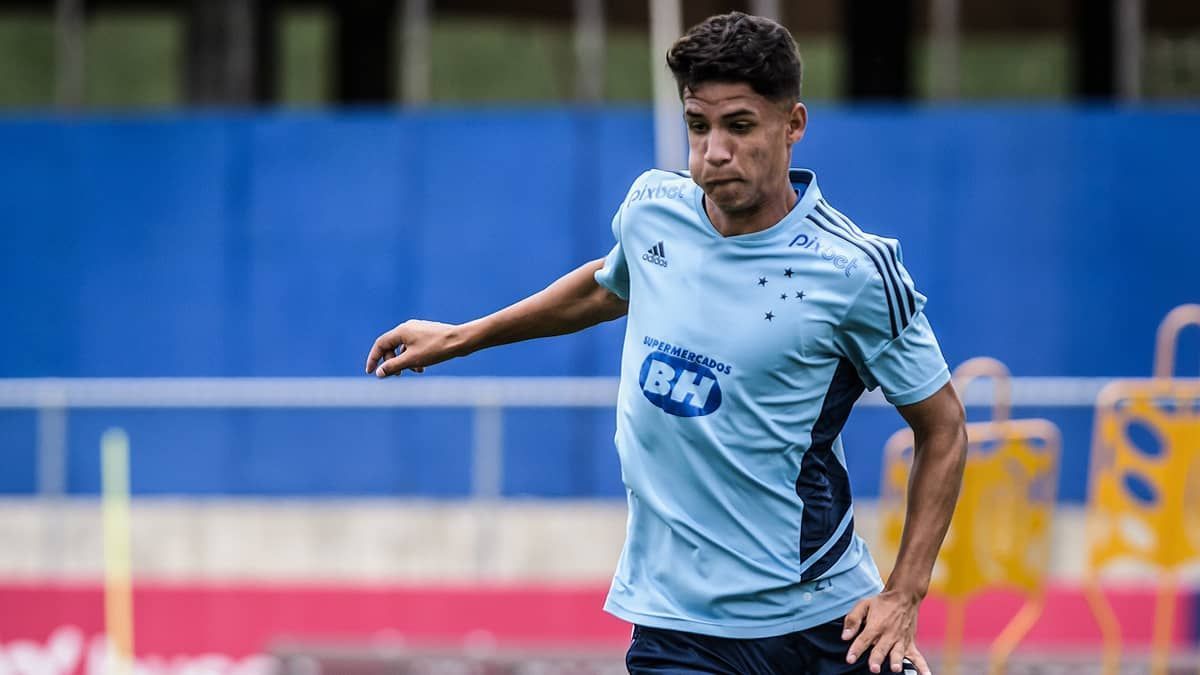 Cruzeiro: volante relacionado para Copa São Paulo assina primeiro contrato e tem multa de R$ 330 milhões