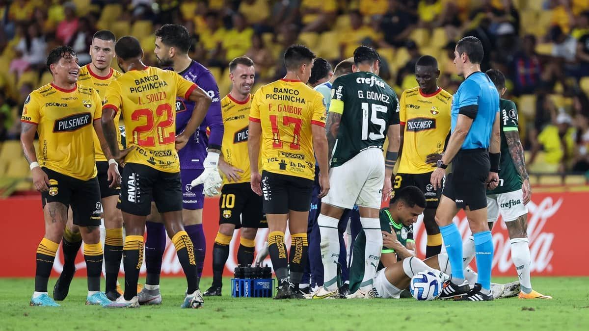 Murilo sente dores no ombro em vitória contra o Barcelona e vira dúvida no Palmeiras