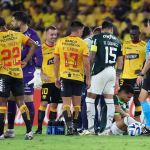 Murilo sente dores no ombro em vitória contra o Barcelona e vira dúvida no Palmeiras