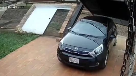 Muro caiu com o impacto da batida do carro no portão