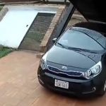 Vídeo: muro de casa desmorona após motorista da ré em carro e bater no portão