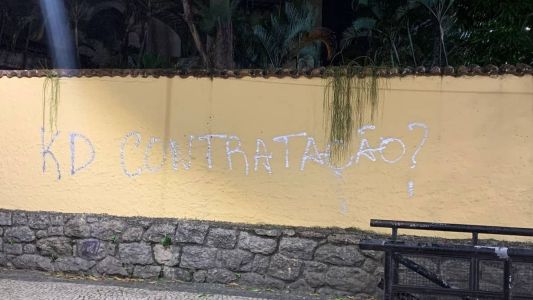 Muro da sede do Botafogo foi pichado nesta quarta (8)