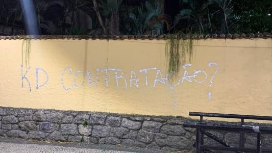 Muro da sede do Botafogo foi pichado nesta quarta (8)