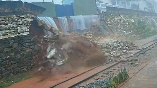 Muro não suportou a força da água