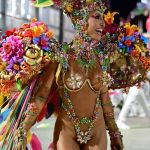 Vídeo: Sabrina Sato dá show na Marquês do Sapucaí com fantasia cavada e ousada