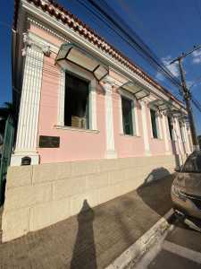 Museu Municipal promove exposição do Mestre Claudião, oficinas e bate-papo com alunos, destacando cultura, memória e práticas sustentáveis.