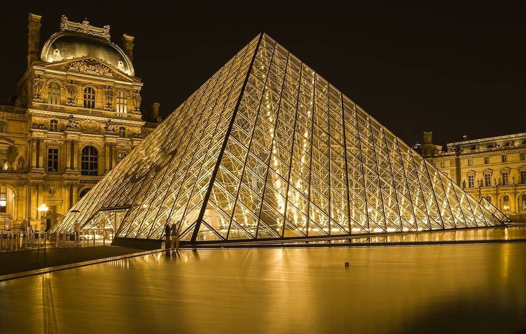 Roubo milionário no Museu do Louvre: suspeitos dizem que receberiam até 25 mil euros