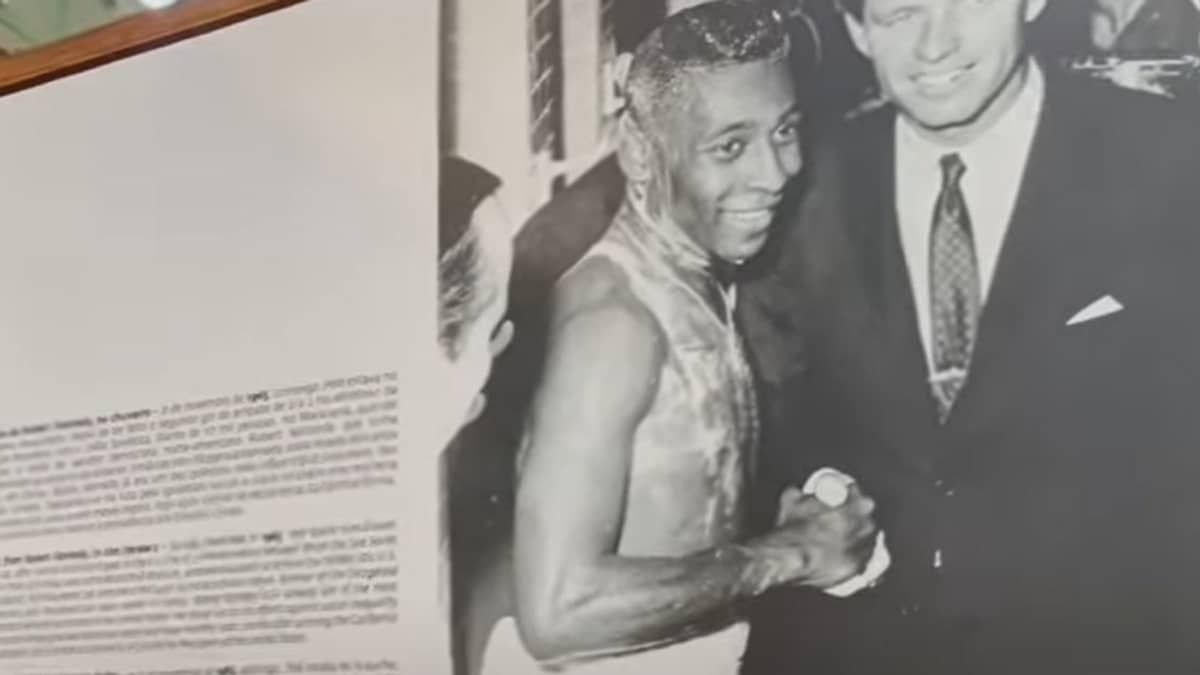 Fãs lotam Museu Pelé, em Santos, dias após a morte do Rei do Futebol