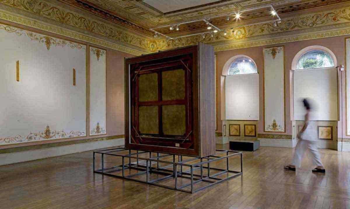Ana Raylander mostra as fraturas do Museu Mineiro em exposição contundente
