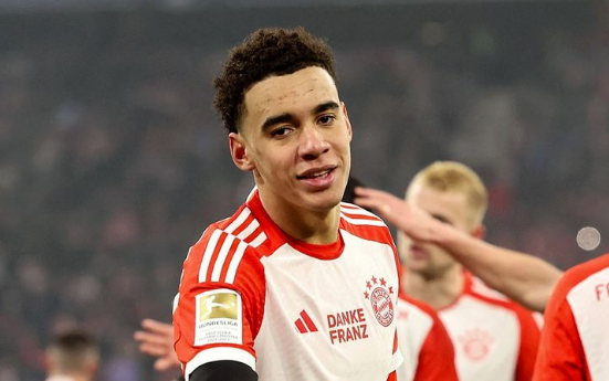 Bayern goleia Hoffenheim na volta da Bundesliga e cola no líder Leverkusen