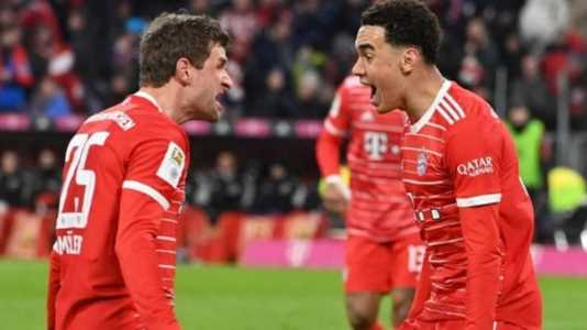 Musiala comemora gol ao lado de Thomas Müller