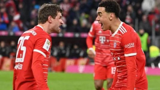 Musiala comemora gol ao lado de Thomas Müller