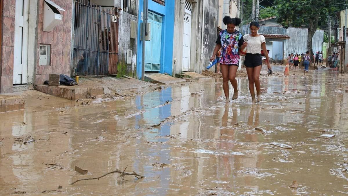 Buscas por desaparecidos no litoral paulista se concentram em bairro isolado de São Sebastião