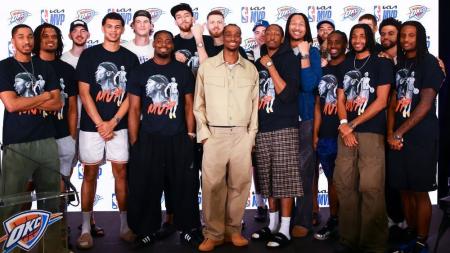 Shai Gilgeous-Alexander com elenco do OKC após ser eleito MVP da NBA em 2024/2025
