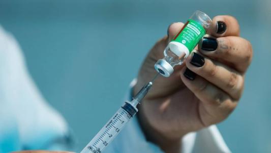 Na 1ª etapa, serão vacinadas pessoas com 70 anos ou mais