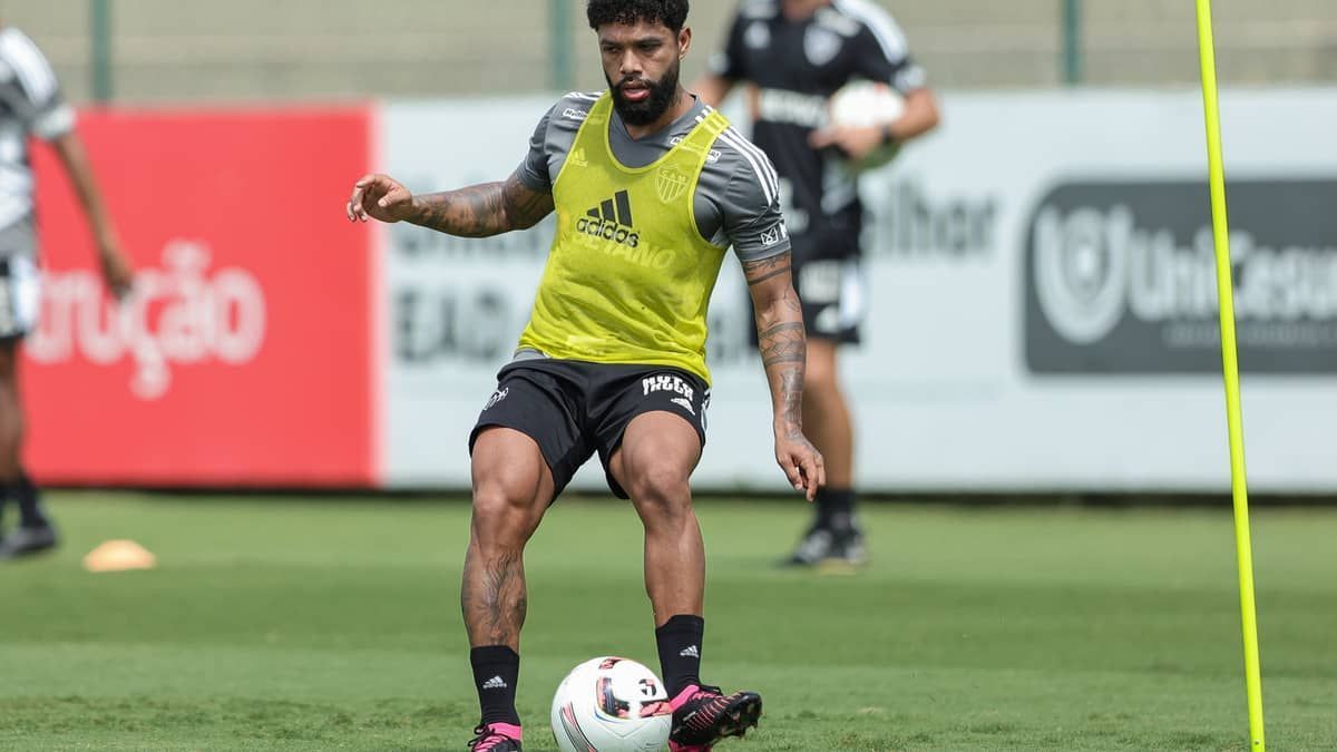 Otávio comenta oportunidades como titular no meio-campo do Atlético