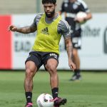 Otávio comenta oportunidades como titular no meio-campo do Atlético