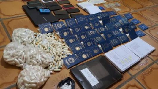 Na casa, foram encontrados quase 40 passaportes e mil cápsulas com pasta base de cocaína