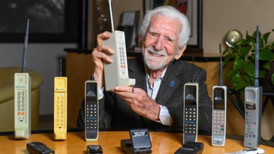 Na época, trabalhava para a Motorola, liderando uma equipe de designers e engenheiros em uma corrida para produzir a primeira tecnologia verdadeiramente móvel