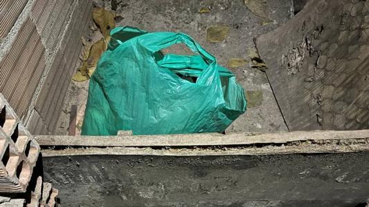 Na foto, a sacola onde a criança foi encontrada