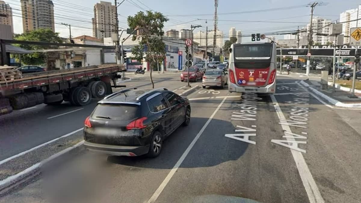 Carro atinge tanques de gasolina e deixa mortos na Avenida Santo Amaro 