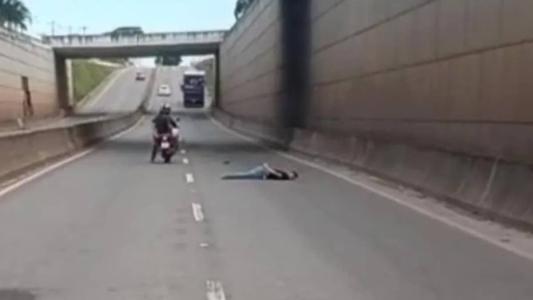 Na foto, o homem no chão após a queda