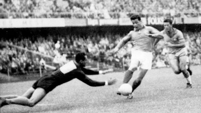 Na fotografia, o atacante francês Just Fontaine dribla o goleiro brasileiro Gilmar durante Brasil e França pela Copa do Mundo de 1958