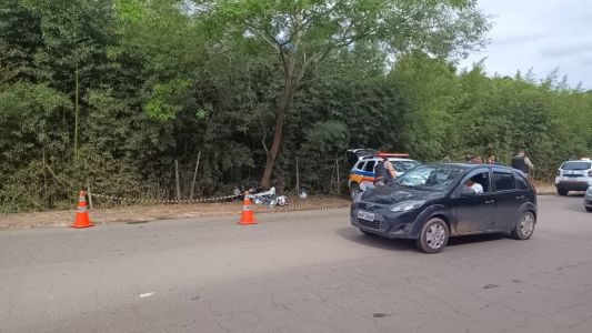 Na garupa da moto estava um jovem de 18 anos que foi socorrido em estado grave para o hospital