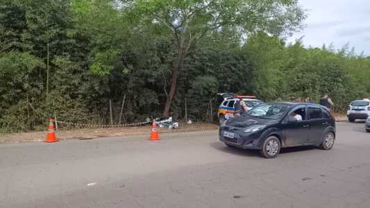 Na garupa da moto estava um jovem de 18 anos que foi socorrido em estado grave para o hospital